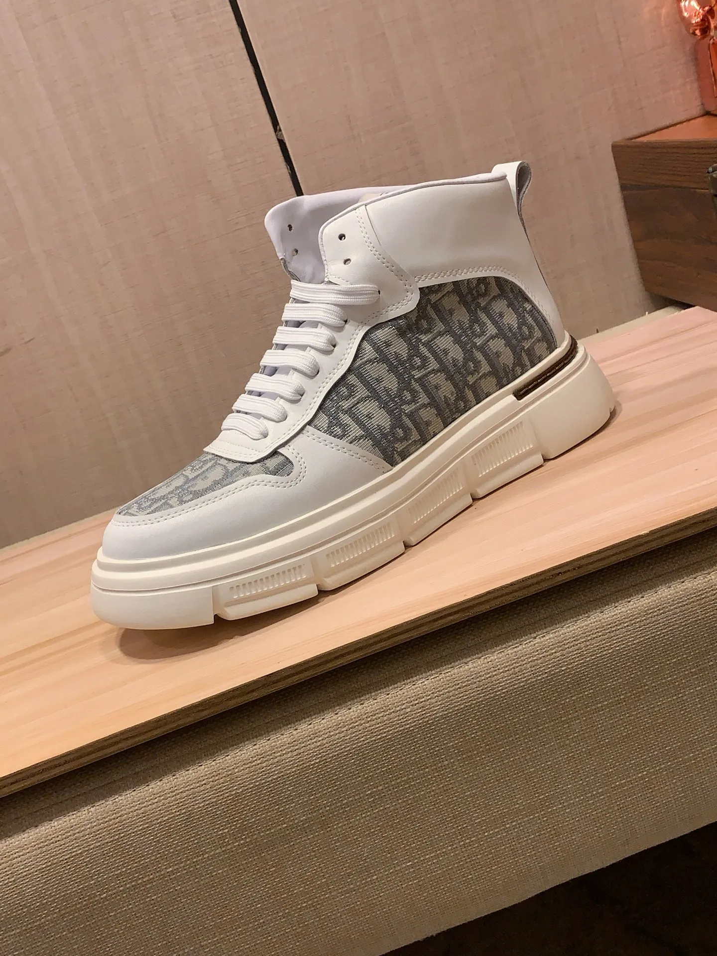 High-top men's shoes 💰442💰💰🎩🎩[Lightning][Lightning] "Dior DDIOR*" The latest and most popular casual shoes, top brand [Seduce] luxury~purchase, top-quality~. [Strong] The upper is made of imported breathable cowhide with material ➕ breathable sheepskin feet (•) and fine workmanship. The original stylish and stylish soft rubber wear-resistant and non-slip outsole is light and comfortable on the feet. The real thing looks better when photographed. 122: code: 38-44, 2️⃣ colors selected